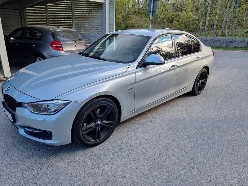 Silver Begagnad 2014 BMW 320 Sport Line Sedan | 107 000 kr (Superpris) - Bild 1/4