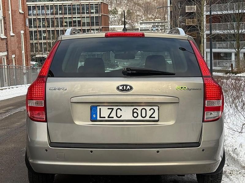 Begagnad Kia Ceed Sportswagon 128 HK (94 kW) 2011 Silver Kombi