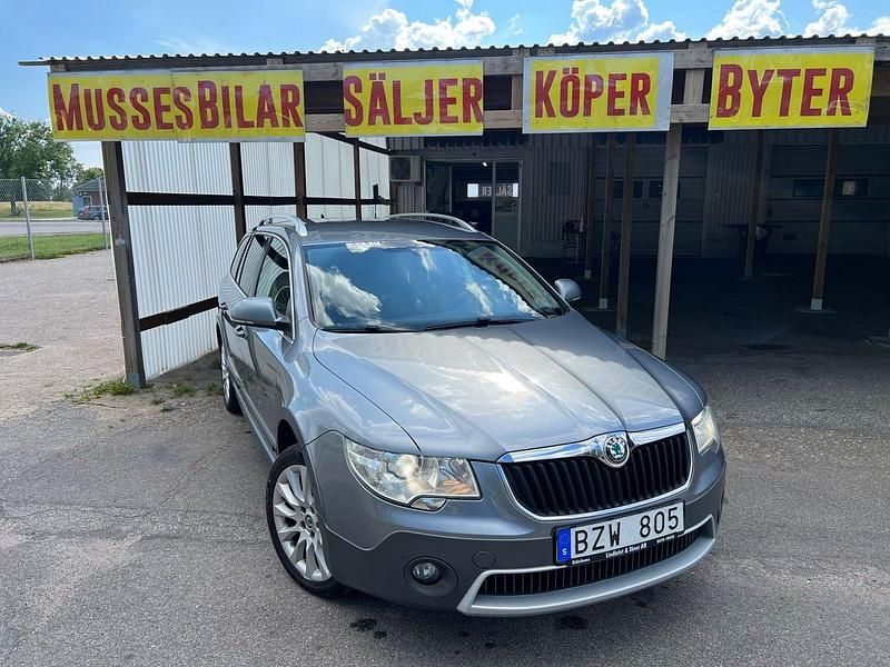 Silver Begagnad 2013 Skoda Superb Elegance Kombi | 69 000 kr (Marknadspris) - Bild 1/4