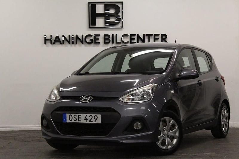 Grå Begagnad 2015 Hyundai i10 Comfort Halvkombi | 94 900 kr (Lite dyr) - Bild 1/4