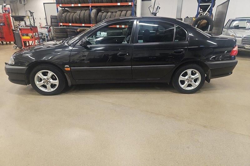 Svart Begagnad 2002 Toyota Avensis Sedan | 39 500 kr (Marknadspris) - Bild 1/4