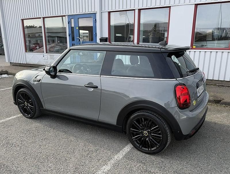 Begagnad Mini Cooper SE 135 kW (184 HK) 2021 Moonwalk grey metallic Halvkombi