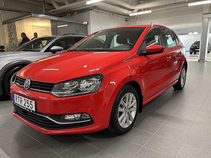 Röd (flash red) Begagnad 2017 VW Polo Comfortline Halvkombi | 90 000 kr (Superpris) - Bild 1/4