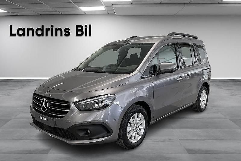 Grå Begagnad 2024 Mercedes 180 Premium Sedan | 381 120 kr - Bild 1/4