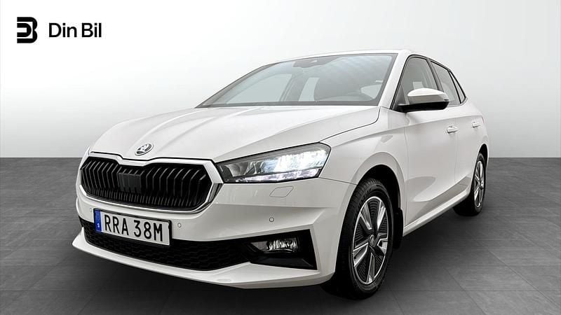 Candy white Begagnad 2023 Skoda Fabia Style Halvkombi | 206 900 kr (Marknadspris) - Bild 1/4