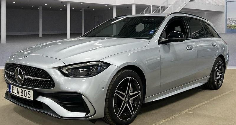Silver Begagnad 2024 Mercedes C300e AMG line Kombi | 539 000 kr (Marknadspris) - Bild 1/4