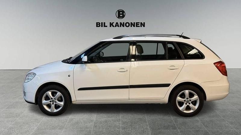 Vit Begagnad 2010 Skoda Fabia Kombi | 49 900 kr (Marknadspris) - Bild 1/4