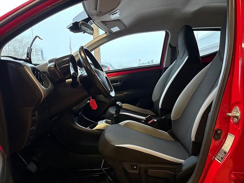 Begagnad Toyota Aygo X-play 69 HK (50 kW) 2018 Röd Halvkombi