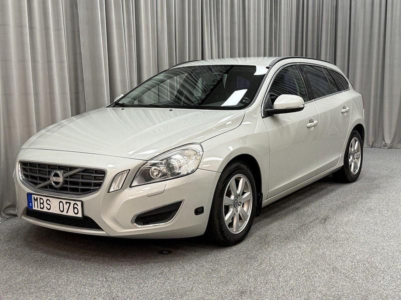 Vit (cosmic white) Begagnad 2011 Volvo V60 Momentum Kombi | 79 900 kr (Lite dyr) - Bild 1/4
