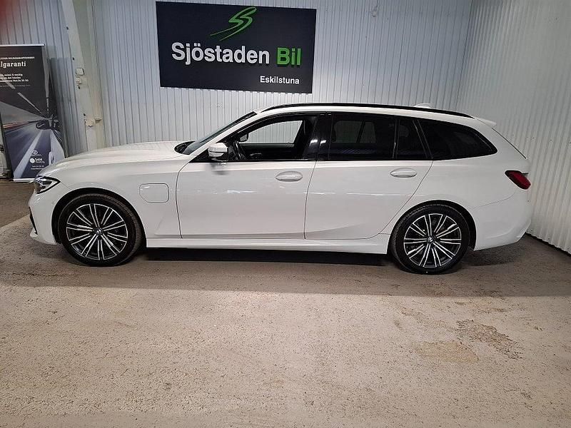 Begagnad BMW 330e M Sport 184 HK (135 kW) 2020 Vit Kombi