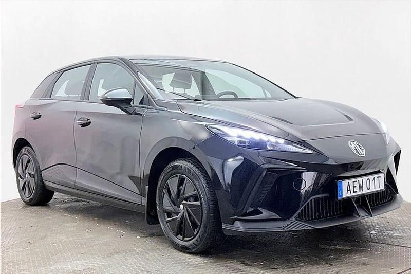 Begagnad MG MG4 EV 125 kW (170 HK) 2023 Svart Halvkombi