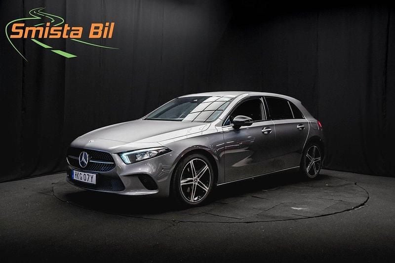 Mörkgrå Begagnad 2020 Mercedes A180 Night Halvkombi | 214 900 kr (Marknadspris) - Bild 1/3