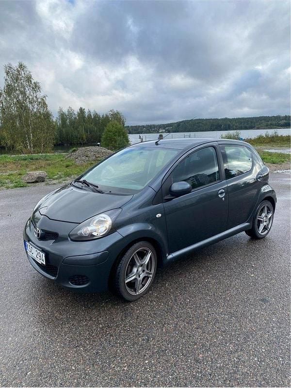 Grå Begagnad 2010 Toyota Aygo Halvkombi | 34 000 kr (Marknadspris) - Bild 1/4