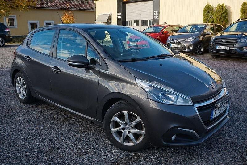 Mörkgrå (grå) Begagnad 2018 Peugeot 208 Halvkombi | 74 900 kr (Bra pris) - Bild 1/4