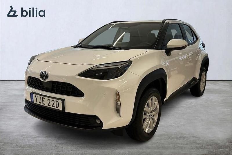 Vit Begagnad 2025 Toyota Yaris Hybrid Active | 289 900 kr (Marknadspris) - Bild 1/4