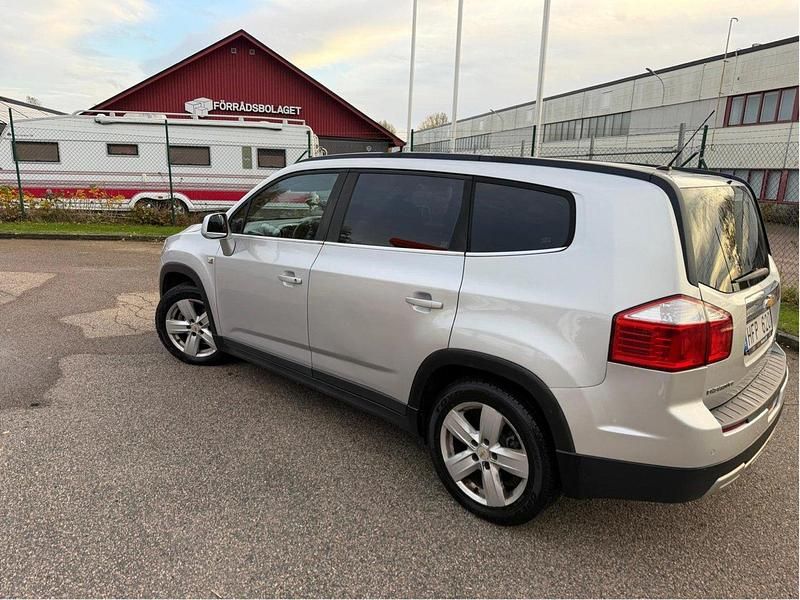 Grå Begagnad 2011 Chevrolet Orlando Minibuss | 40 000 kr (Marknadspris) - Bild 1/4