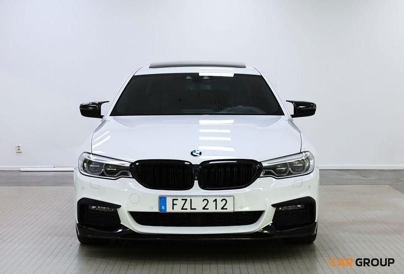 Vit Begagnad 2019 BMW 520 M Sport Sedan | 299 800 kr (Marknadspris) - Bild 1/4