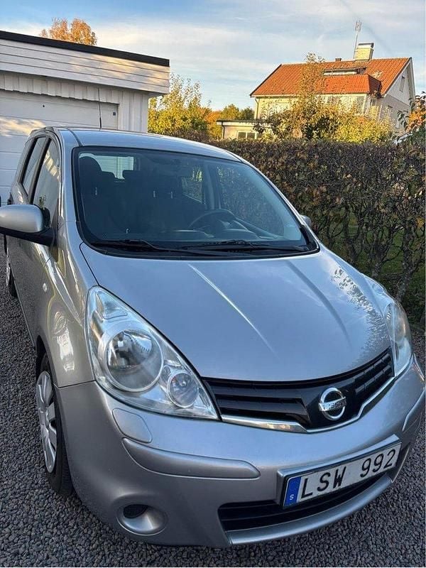 Silver Begagnad 2011 Nissan Note Minibuss | 34 900 kr (Marknadspris) - Bild 1/4