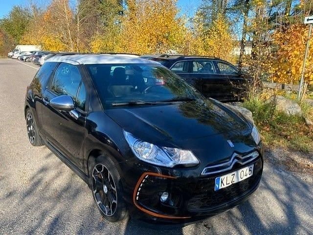 Svart Begagnad 2010 Citroën DS3 Halvkombi | 49 999 kr (Marknadspris) - Bild 1/4