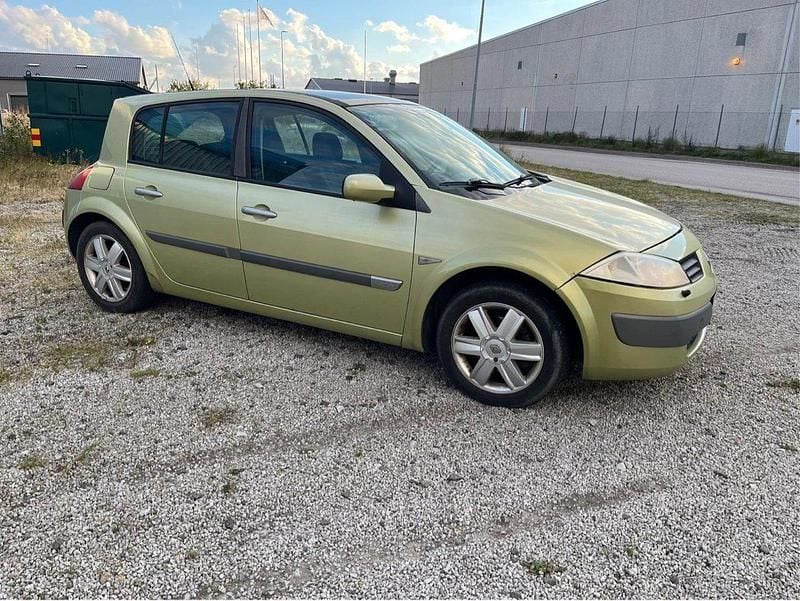 Grön Begagnad 2004 Renault Mégane II Halvkombi | 14 900 kr (Marknadspris) - Bild 1/4