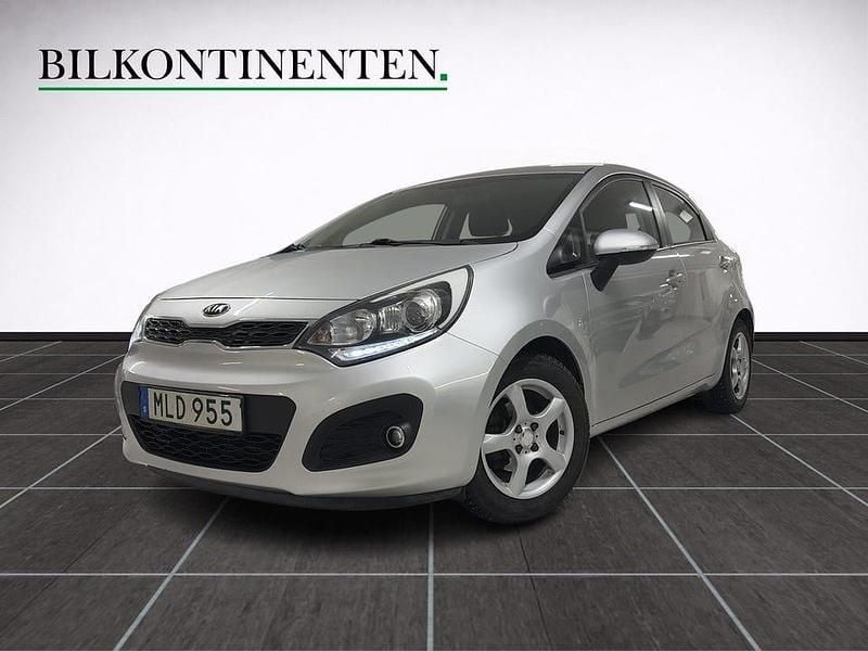 Grå Begagnad 2014 Kia Rio Halvkombi | 68 900 kr (Marknadspris) - Bild 1/4