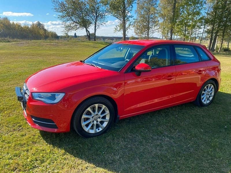Röd Begagnad 2013 Audi A3 Sportback Attraction Halvkombi | 67 500 kr (Marknadspris) - Bild 1/4