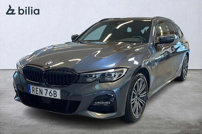Grå Begagnad 2022 BMW 330e M Sport Kombi | 359 000 kr (Bra pris) - Bild 1/4