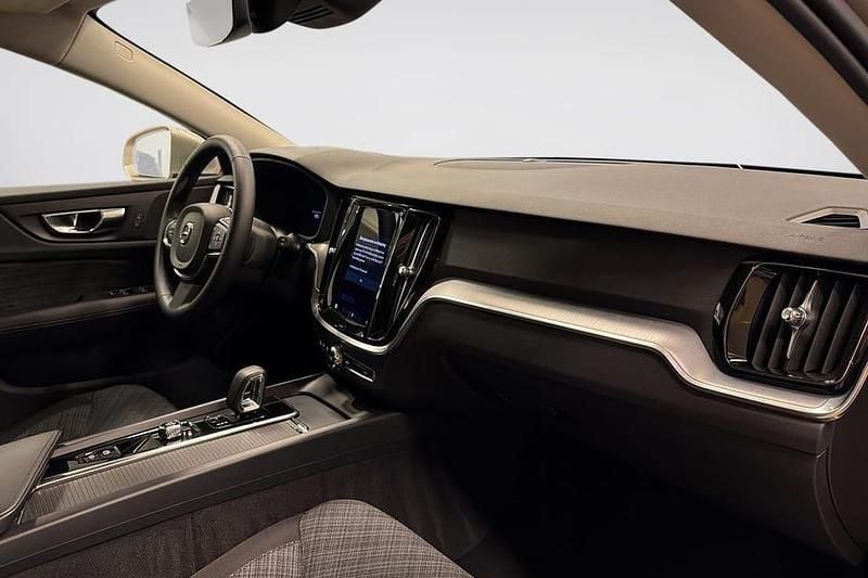 Grå Begagnad 2024 Volvo V60 Core Kombi | 349 000 kr (Superpris) - Bild 1/1