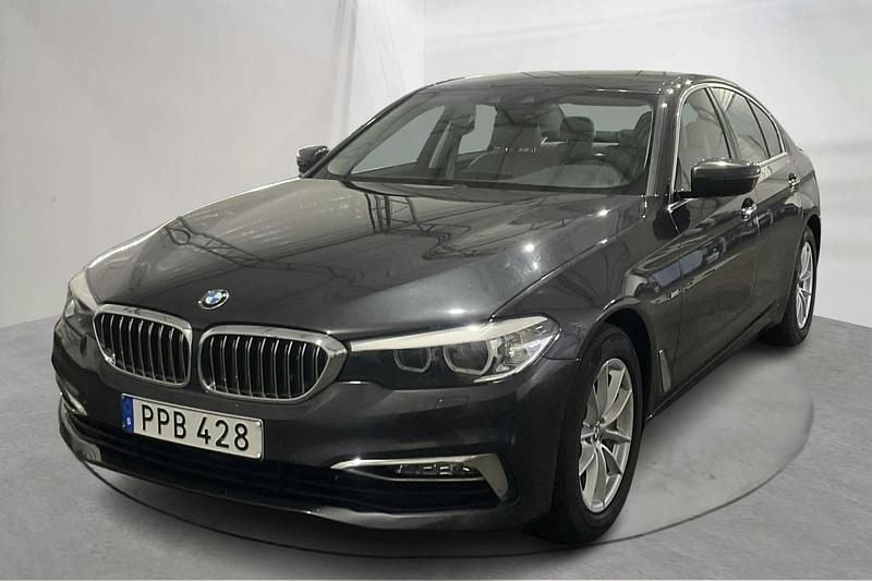 Grå Begagnad 2018 BMW 530 Luxury Line Sedan | 239 800 kr (Bra pris) - Bild 1/4