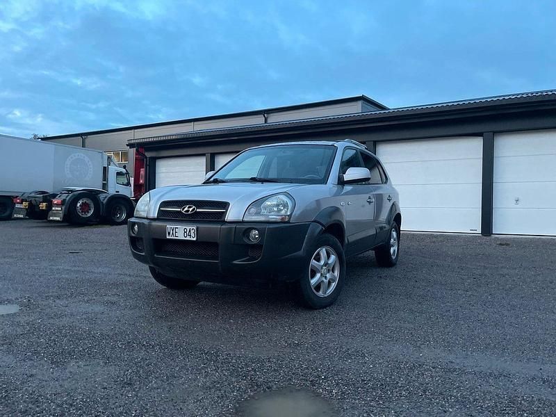 Silver Begagnad 2005 Hyundai Tucson SUV | 44 900 kr (Marknadspris) - Bild 1/3