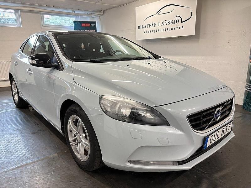 Ljusblå (blå) Begagnad 2015 Volvo V40 Kinetic Kombi | 95 900 kr (Marknadspris) - Bild 1/4