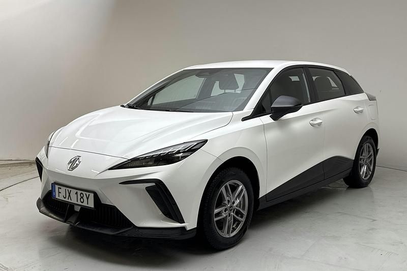 Vit Begagnad 2023 MG MG4 EV Halvkombi | 220 000 kr - Bild 1/4