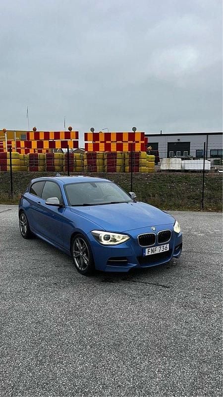 Blå Begagnad 2013 BMW M135 Halvkombi | 170 000 kr (Marknadspris) - Bild 1/4