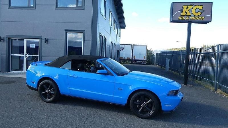 Blå Begagnad 2010 Ford Mustang GT Cab | 267 000 kr - Bild 1/4