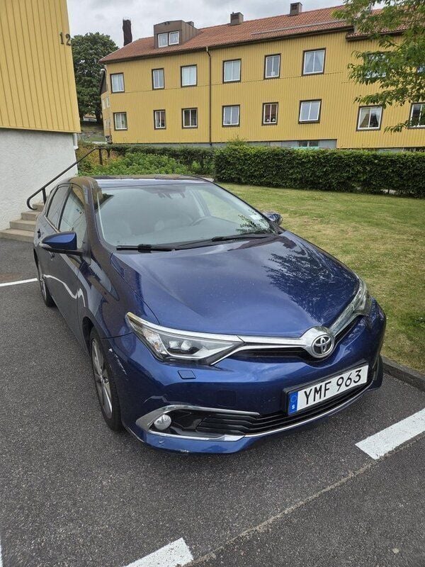 Blå Begagnad 2017 Toyota Auris Executive Halvkombi | 110 000 kr (Bra pris) - Bild 1/4