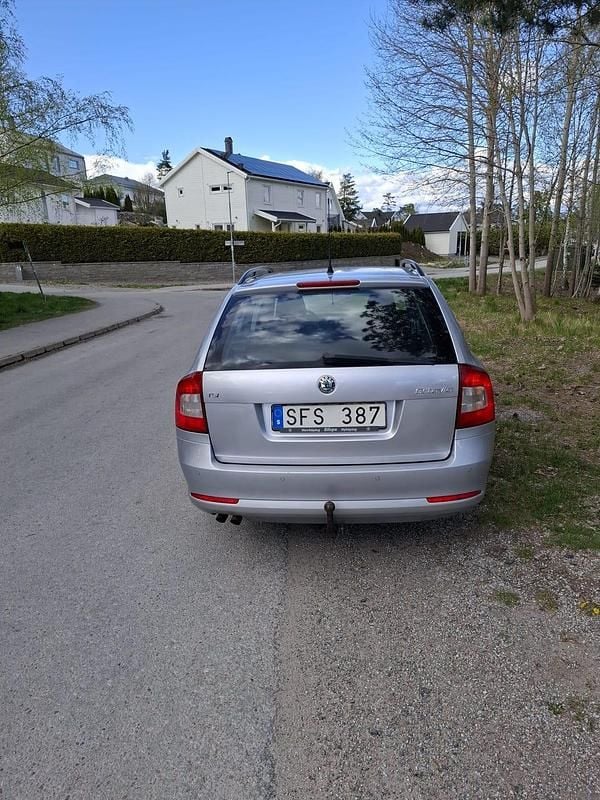 Silver metallic Begagnad 2011 Skoda Octavia Kombi | 39 000 kr (Superpris) - Bild 1/4