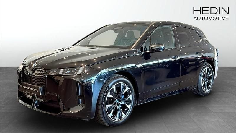 Svart (black) Begagnad 2025 BMW iX M Sport SUV | 949 700 kr - Bild 1/4