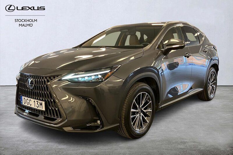 Grå Begagnad 2022 Lexus NX450h+ Executive Line SUV | 580 000 kr (Marknadspris) - Bild 1/4