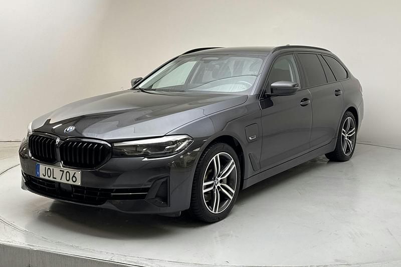 Grå Begagnad 2023 BMW 530 Kombi | 369 000 kr - Bild 1/4