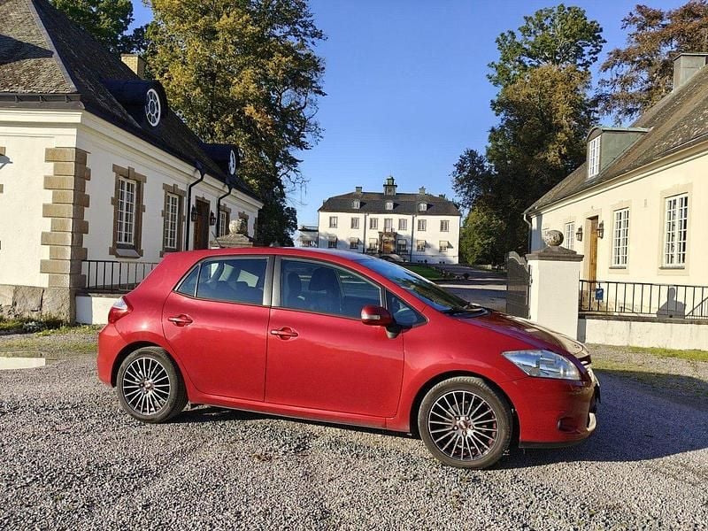 Röd Begagnad 2012 Toyota Auris Halvkombi | 87 000 kr (Dyr) - Bild 1/4