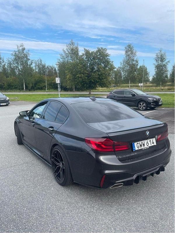 Grå Begagnad 2017 BMW 520 M Sport Sedan | 80 000 kr - Bild 1/4
