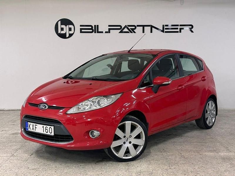 Röd Begagnad 2010 Ford Fiesta Titanium Halvkombi | 49 900 kr (Marknadspris) - Bild 1/4