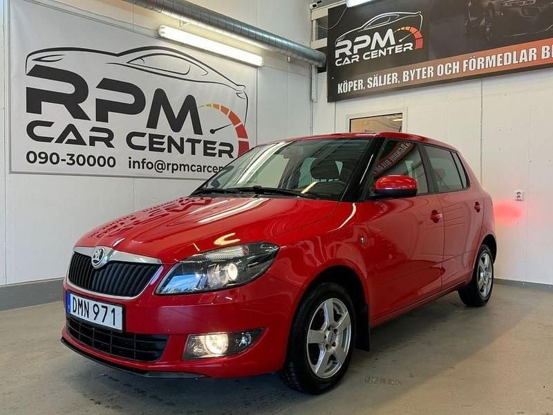 Röd Begagnad 2015 Skoda Fabia Ambiente Halvkombi | 89 900 kr (Marknadspris) - Bild 1/4