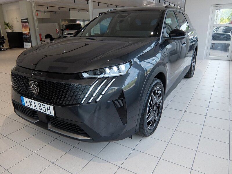 Grå (grå titan metallic) Ny 2025 Peugeot 5008 GT Minibuss | 459 800 kr (Marknadspris) - Bild 1/4
