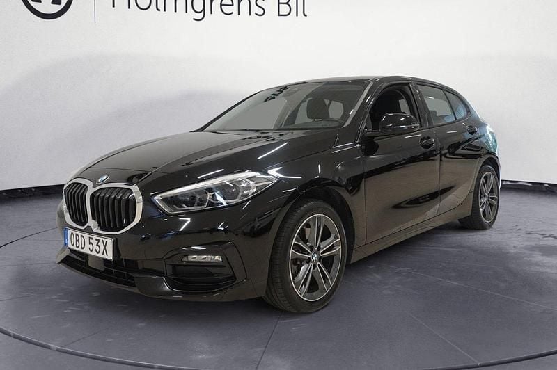 Svart Begagnad 2022 BMW 118 Sport Line Halvkombi | 219 900 kr (Marknadspris) - Bild 1/4