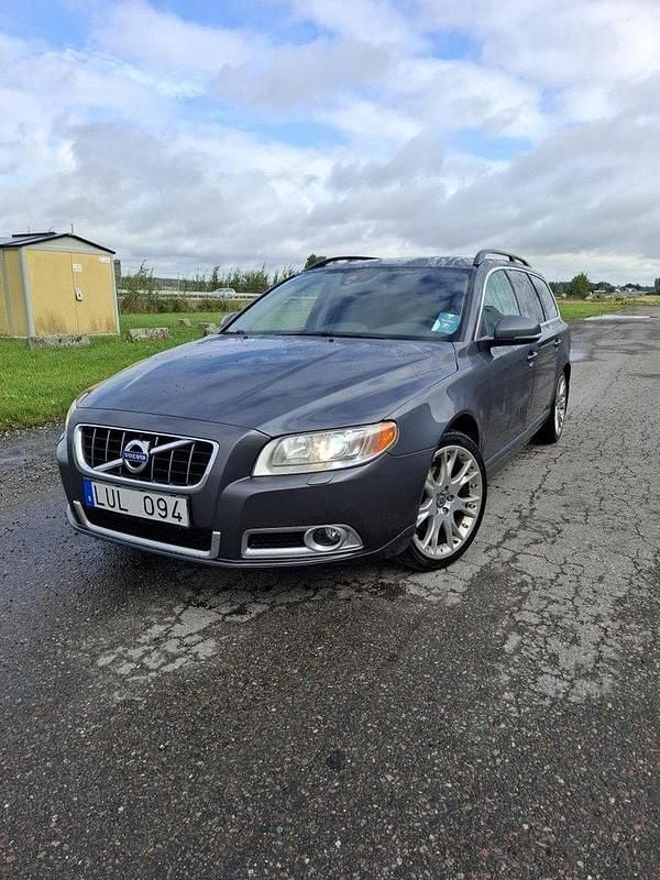 Grå Begagnad 2012 Volvo V70 Momentum Kombi | 64 900 kr (Superpris) - Bild 1/4