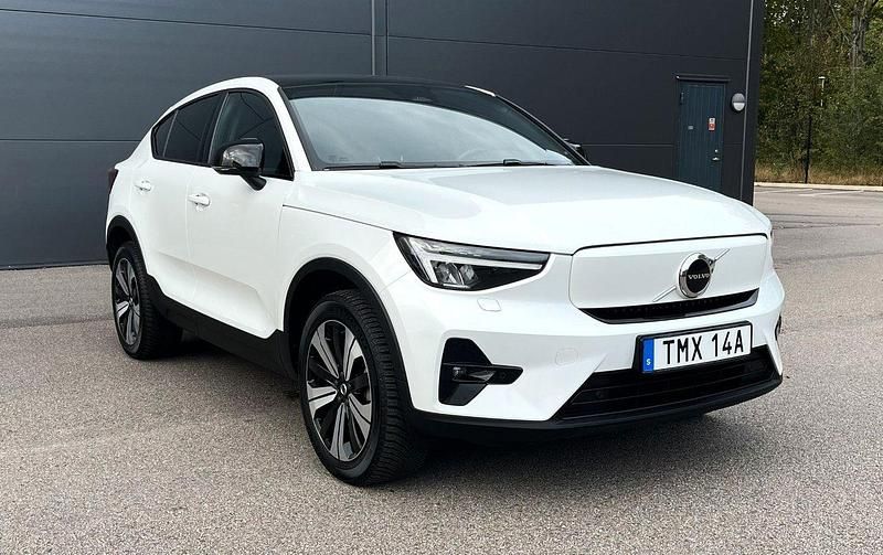 Vit (vit metallic) Begagnad 2022 Volvo EC40 Plus SUV | 359 000 kr (Marknadspris) - Bild 1/4