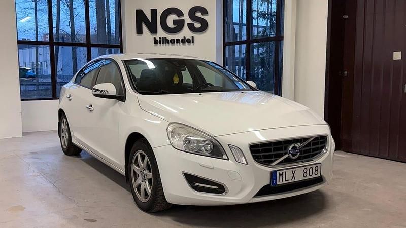 Vit Begagnad 2011 Volvo S60 Kinetic Sedan | 69 900 kr (Lite dyr) - Bild 1/4