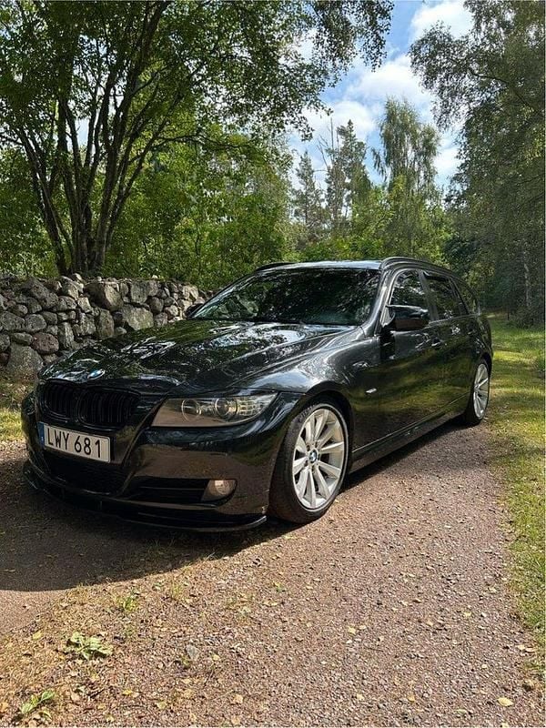 Svart Begagnad 2012 BMW 320 Kombi | 76 000 kr (Superpris) - Bild 1/4
