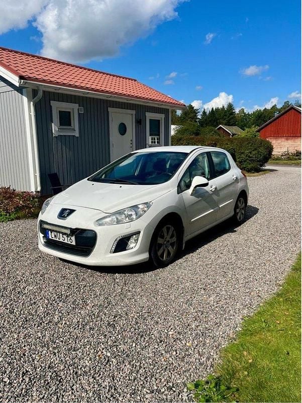 Vit Begagnad 2011 Peugeot 308 Halvkombi | 39 999 kr (Lite dyr) - Bild 1/4